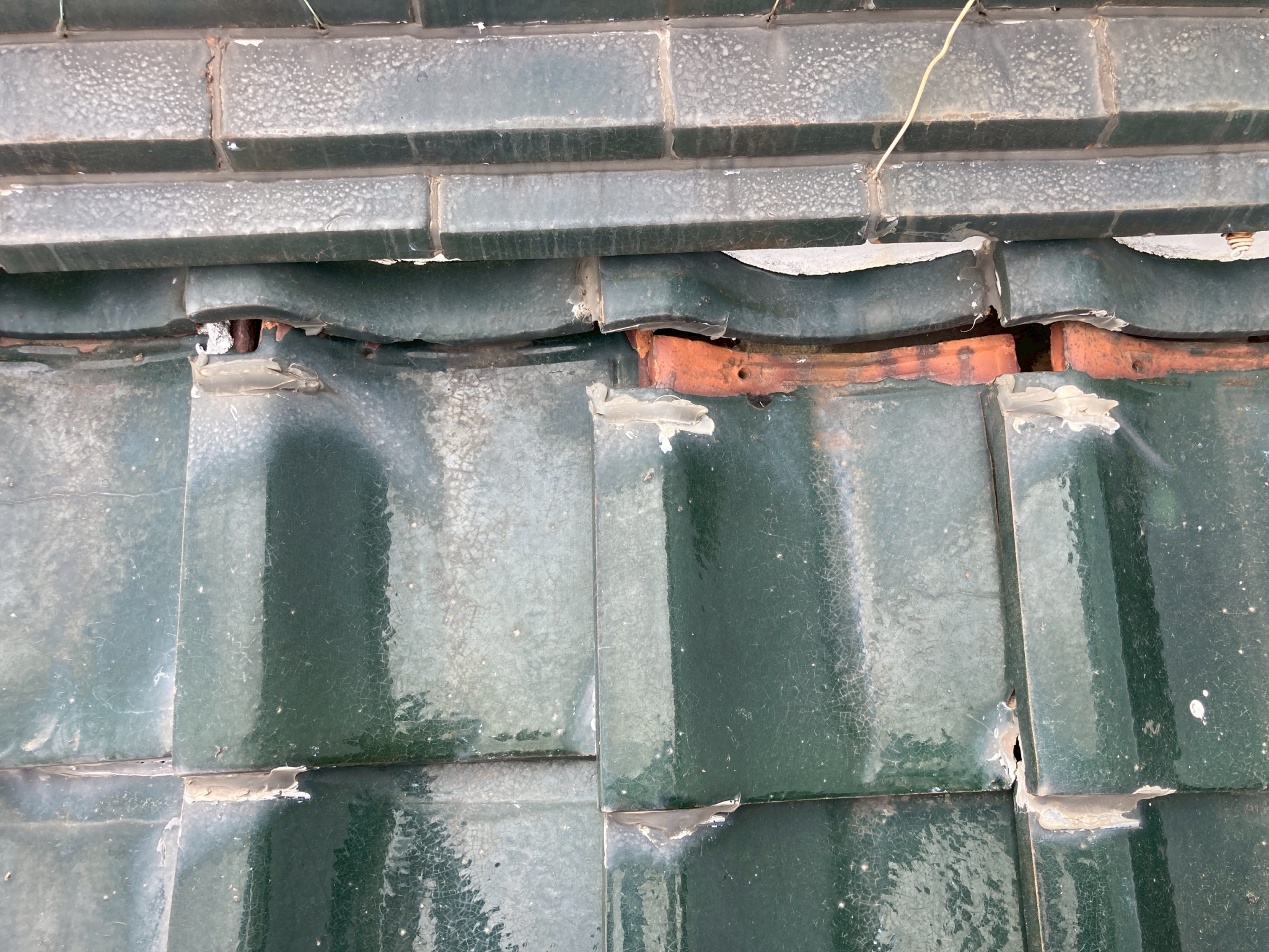 棟から瓦が抜けている